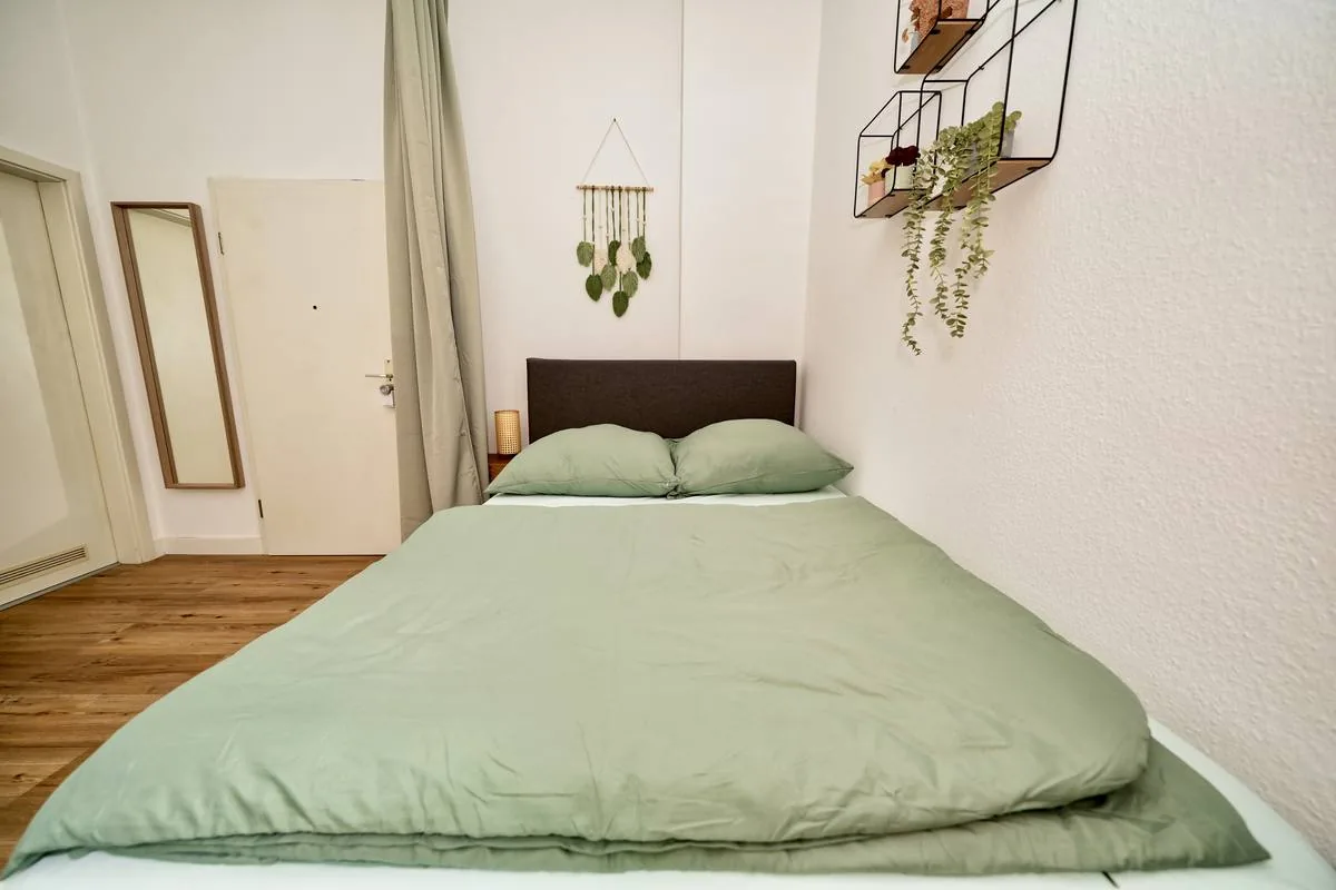 Schlafbereich im möblierten Apartment in Magdeburg