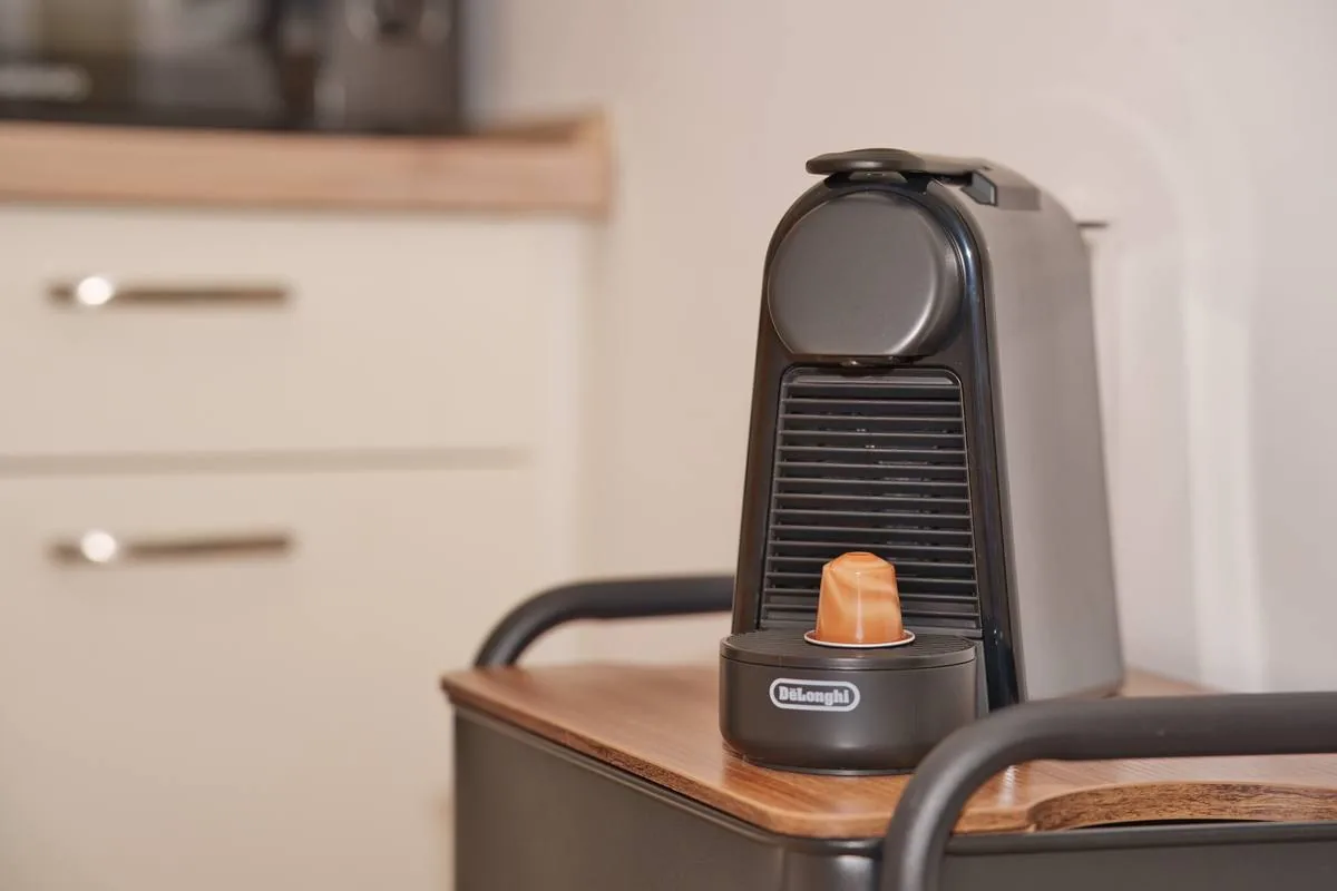 Kaffeeecke mit Nespresso-Maschine im Apartment in Magdeburg